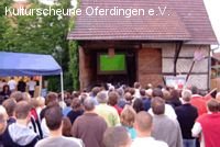 Public Viewing vor der Dorfscheune Oferdingen (vor dem Umbau)